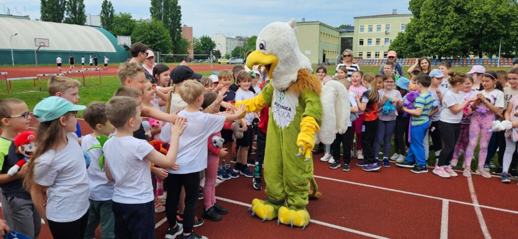 Zdjęcie_przedstawia_maskotkę_biegu_Fair_Play_Gryf_2025